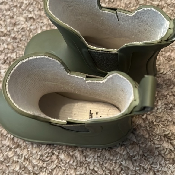 Worn once green rain boots -Toddler size 6! - Picture 2 of 2